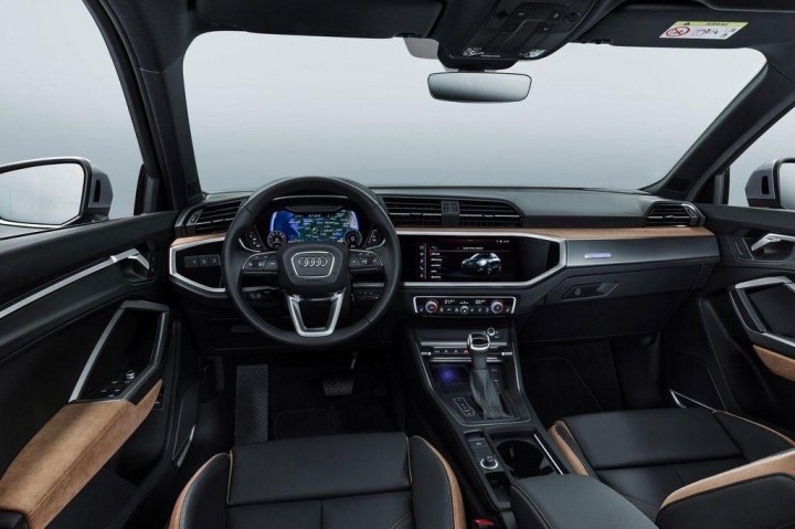 Audi Q3 Auto trunk